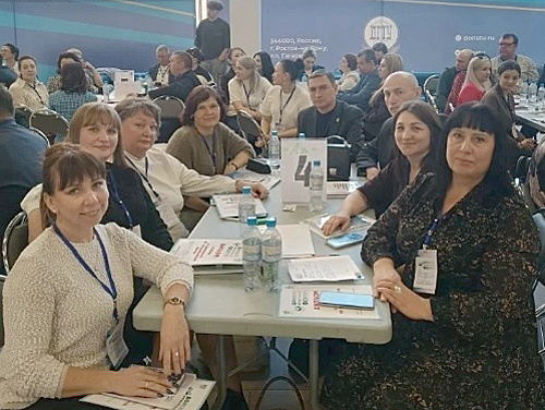    Донской культурный форум (Я.Л. Чернышев в центре). / ФОТО из архива ансамбля «Раздолье» Администратор