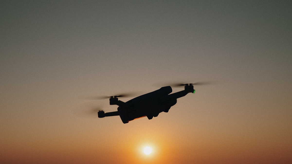     Неопознанный дрон   
(сс) Jim Makos