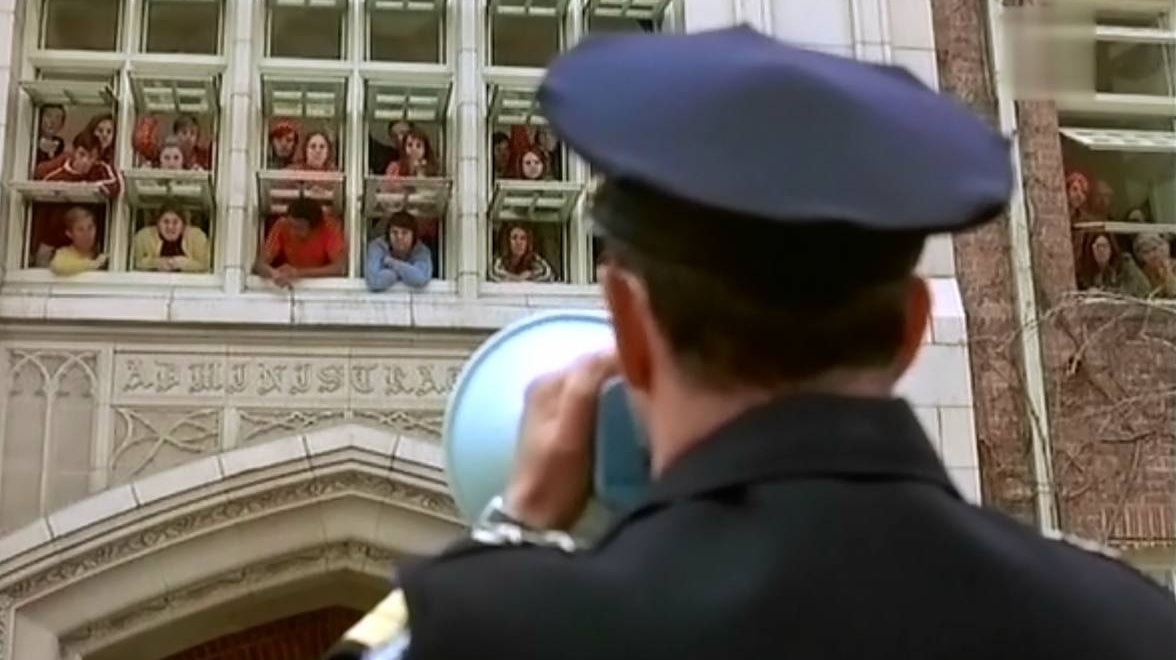     Ультиматум   
Цитата из х/ф «Революция в минуту». Реж. Стэнли Крамер. 1970. США