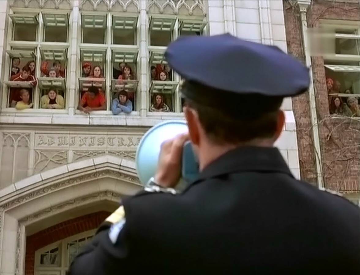     Ультиматум   
Цитата из х/ф «Революция в минуту». Реж. Стэнли Крамер. 1970. США