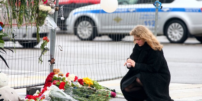    Цветы, свечи и мягкие игрушки в память о жертвах теракта в подмосковном Crocus City Hall.агентство Москва