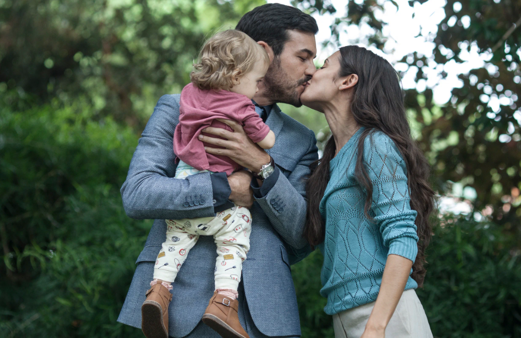 Адриан Дория с семьёй. Кадр из фильма «Невидимый гость» (2016)