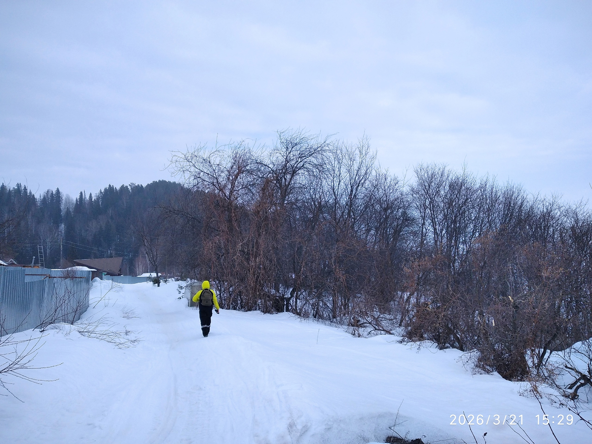 муж спускается впереди