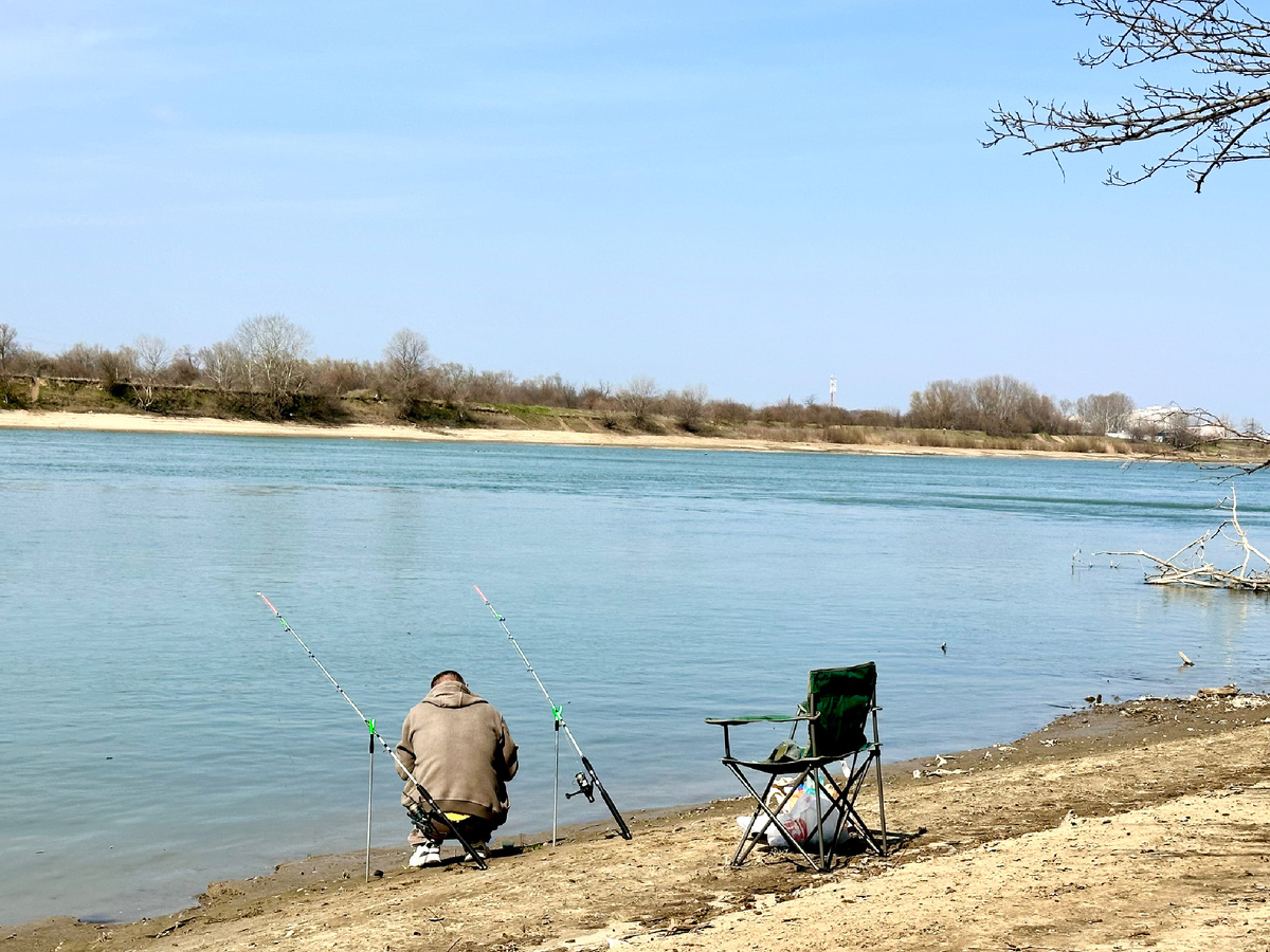 Готовим шашлык у реки.