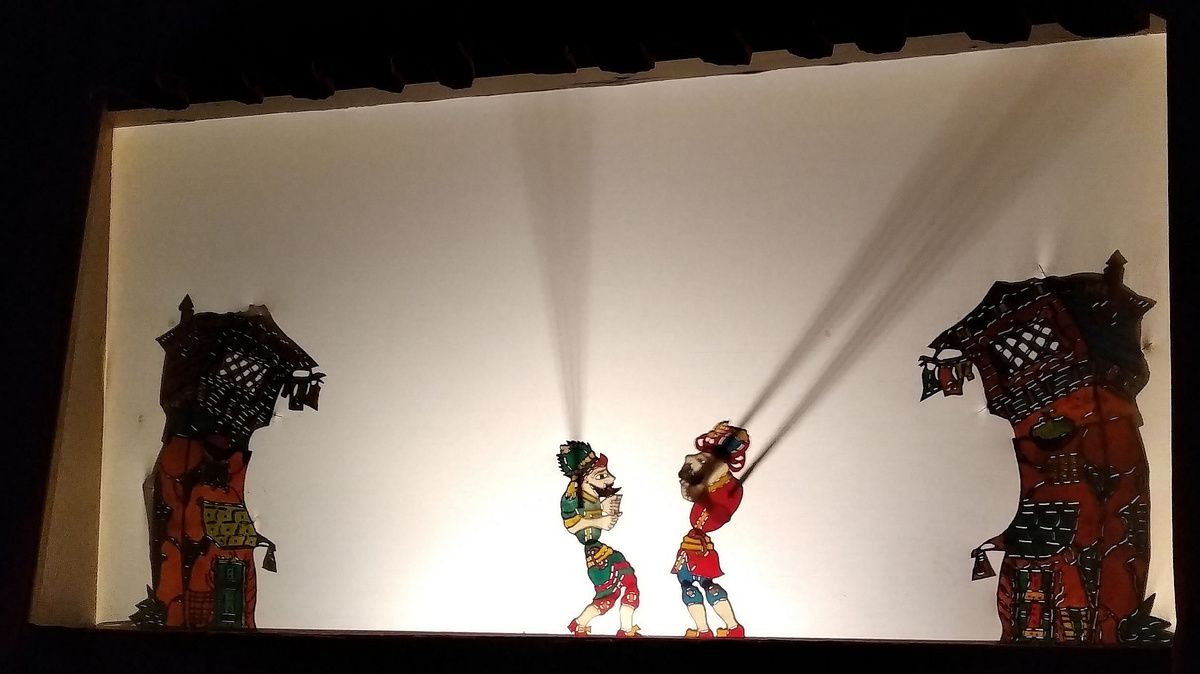Хадживат (слева) и Карагёз (справа) - главные герои театра теней