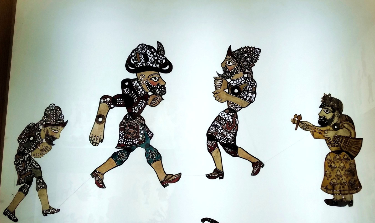 В центре Карагёз и Хадживат и дополнительные персонажи