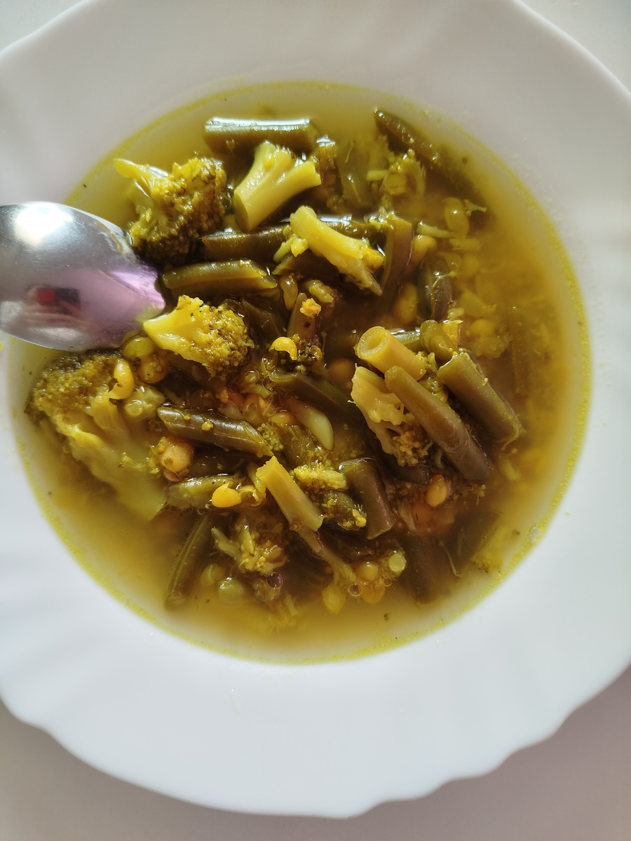 Зелёный детокс:
Варим овощной бульон из стручковой фасоли и брокколи. Добавляем туд уже отваренную белую фасоль. За две минуты до готовности положить чайную ложку куркумы, щепотку чёрного перца и столовую ложку оливкового масла .

Употреблять лучше всего в обед.