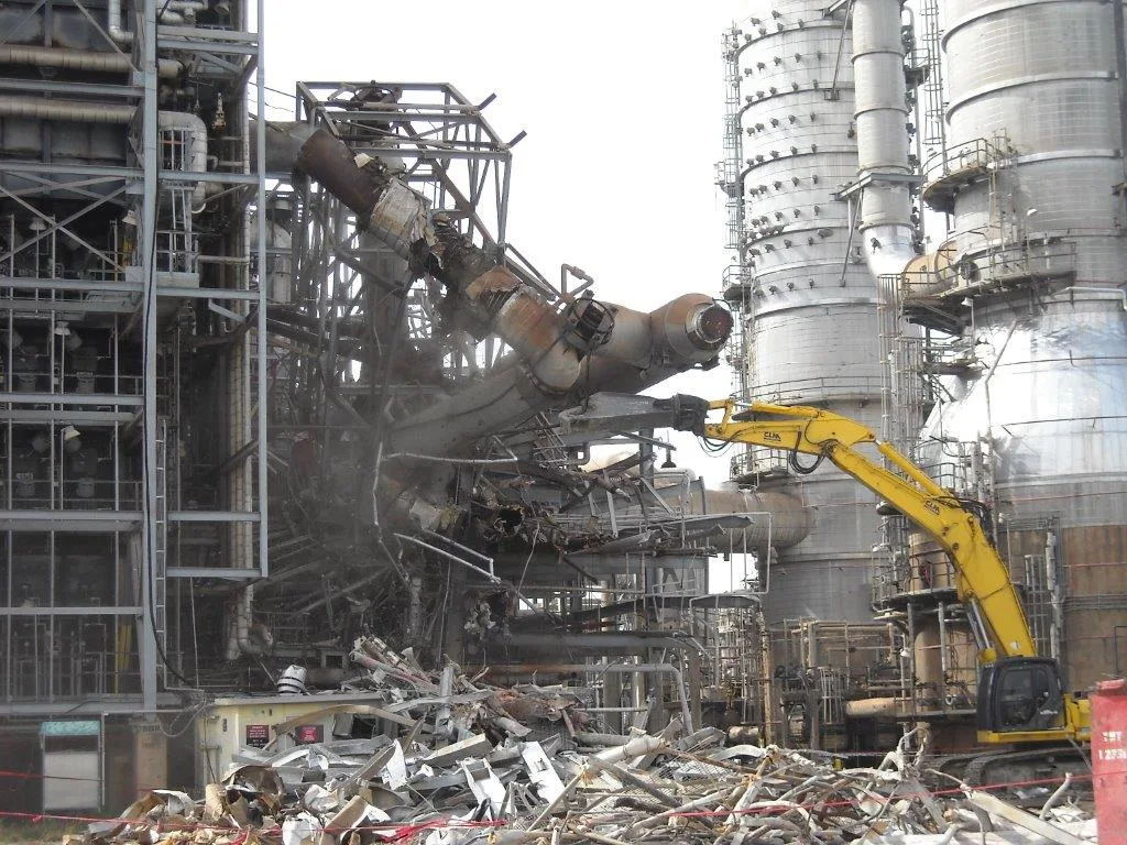 Промышленный демонтаж: почему «обычная техника» не справится