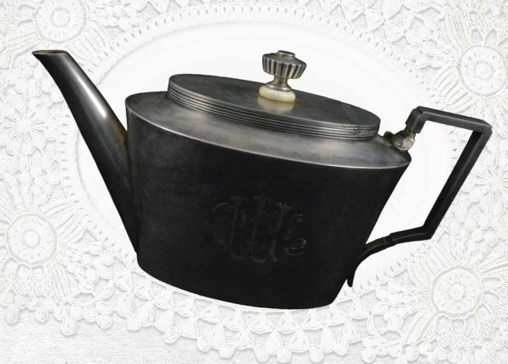 Чайник с монограммой «Ф.И.Ш». © Российский национальный музей музыки.