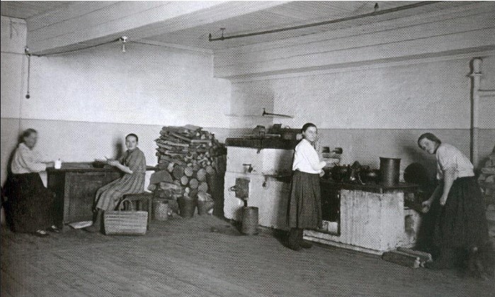 Общая кухня в доходном доме Санкт-Петербурга