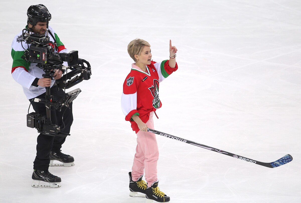  Хоккейный комментатор Наталья Кларк во время мастер-шоу звезд Континентальной хоккейной лиги. © Егор Алеев, ТАСС