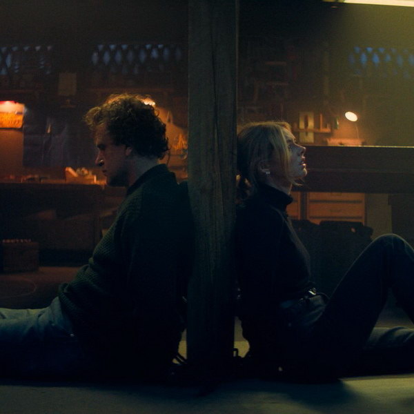     Самара Уивинг и Джейсон Сигел сражаются за свою жизнь в трейлере «Опасных отношений»