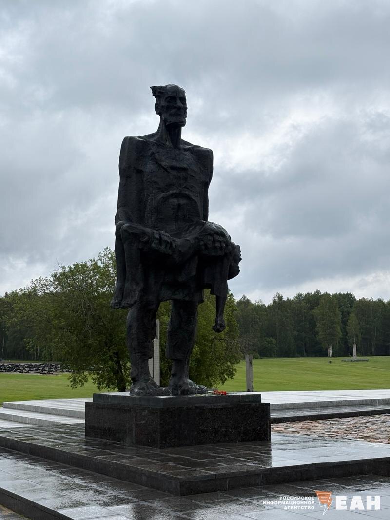    Памятник Иосифу Каминскому с сыном