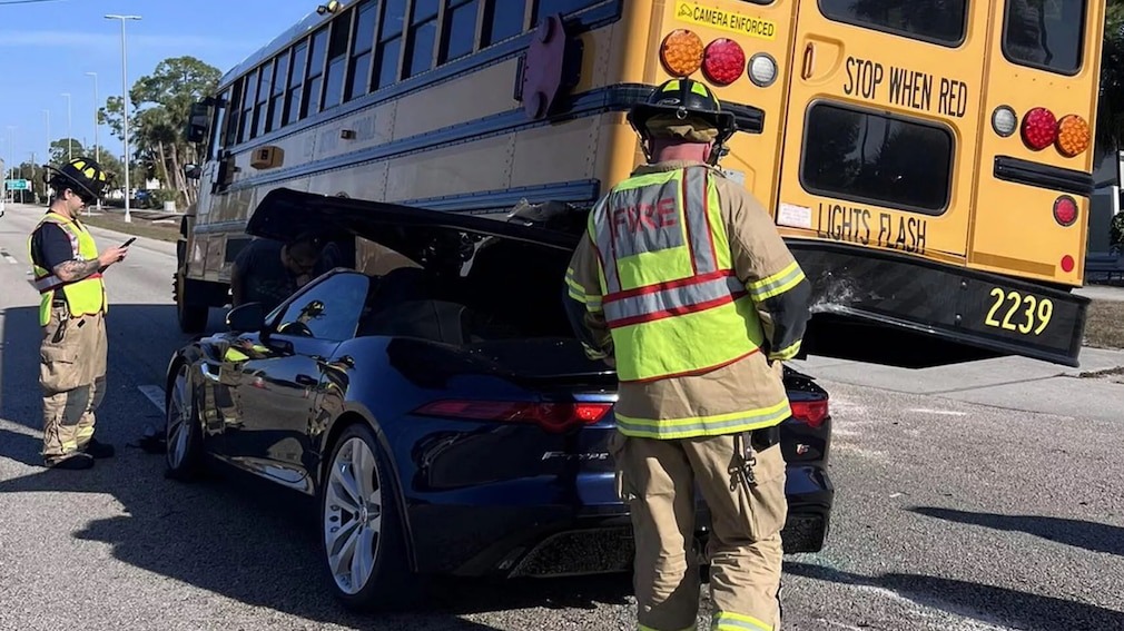 Jaguar F-Type поработал стремительным домкратом