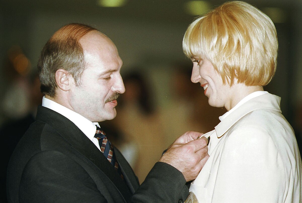  Президент Беларуси Александр Лукашенко награждает двухкратную олимпийскую чемпионку по академической гребле Екатерину Карстен (Ходотович) орденом Отечества третьей степени. © Виктор Толочко, ИТАР-ТАСС