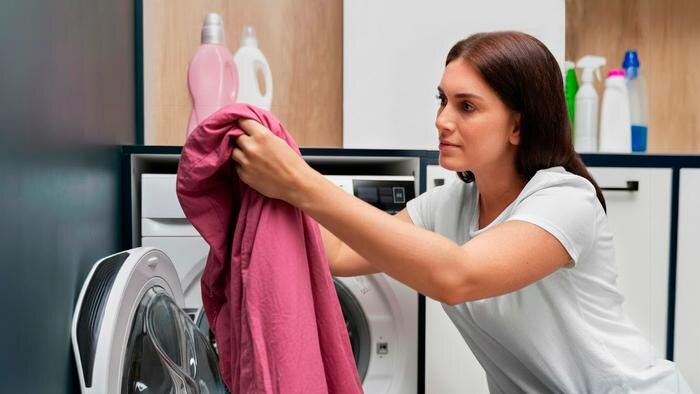 Как правильно стирать постельное бельё: правила и режимы стирки. Обложка © Коллаж © Life.ru, фото © Freepik, © Gemini Nano Banana