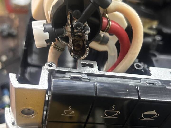 Почему кофемашина перестает варить кофе и как продлить срок её службы