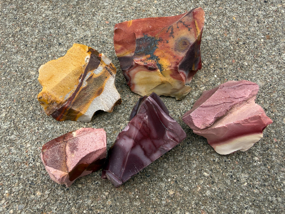 Образцы мукаита из моей коллекции - тут все вместе. Дальше в статье их индивидуальные "портреты". 😉