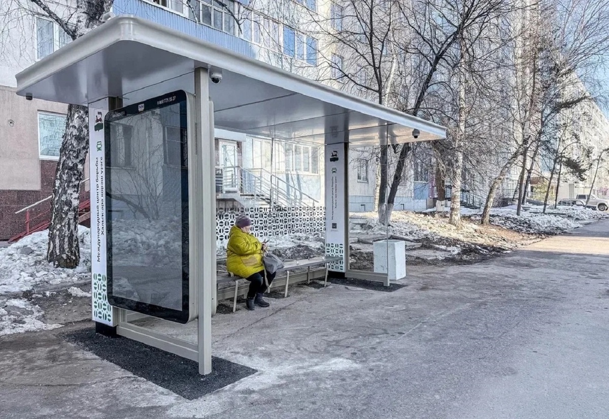    В Уфе установили первый остановочный павильон нового образца