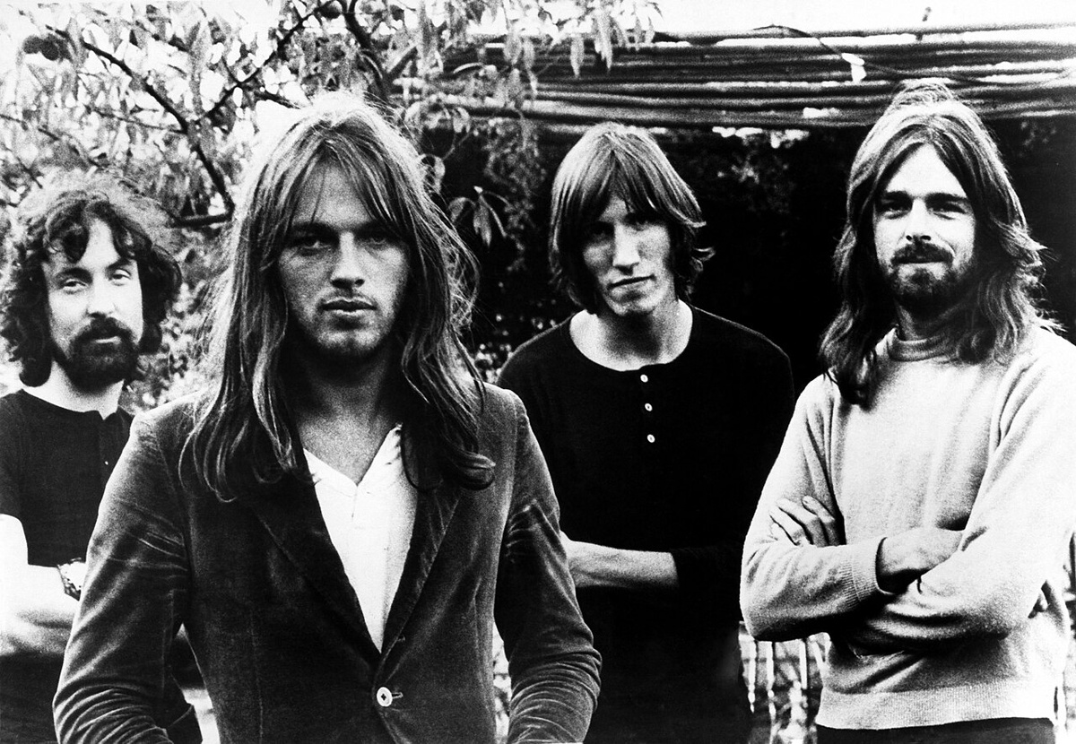 Фото: «Pink Floyd, 1974» (слева направо: Ник Мейсон, Дэвид Гилмор, Роджер Уотерс, Ричард Райт) / Wikimedia Commons / Public domain