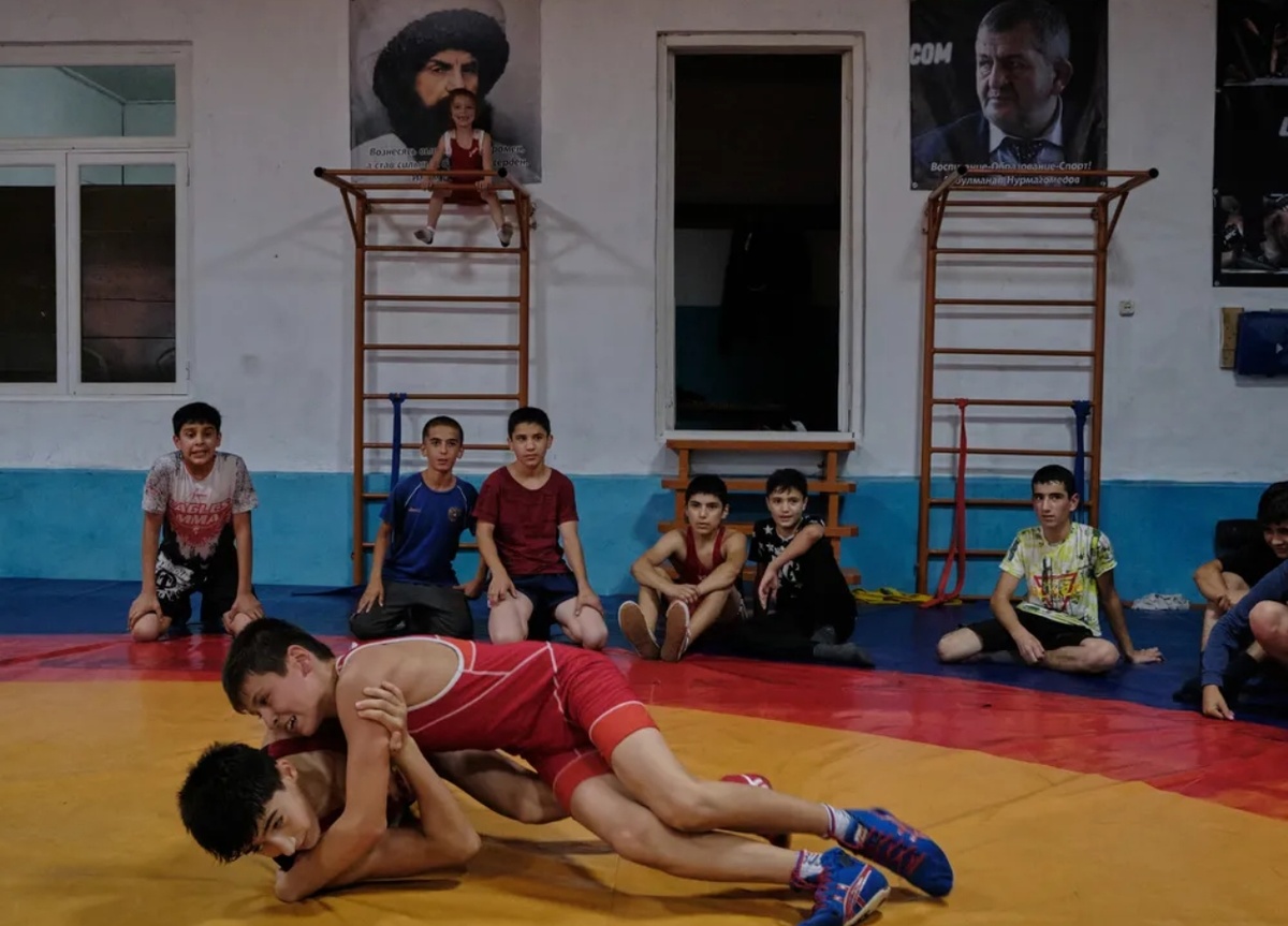 Фото Елены Щербаковой для Smithsonian Magazine — «Boys wrestling in Dagestan» .