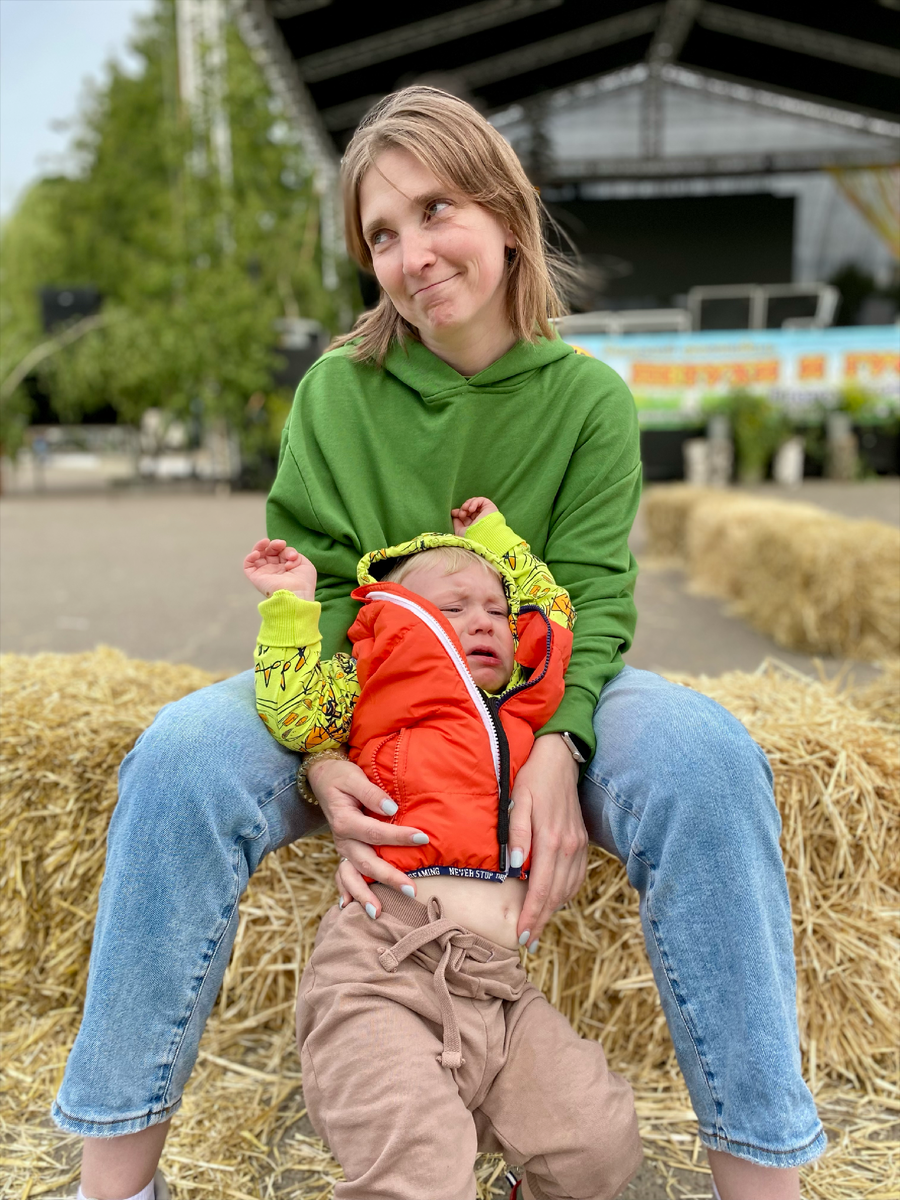 А тут Тиму 1 год и 7 месяце. И это не истерика — он просто не захотел фоткаться.