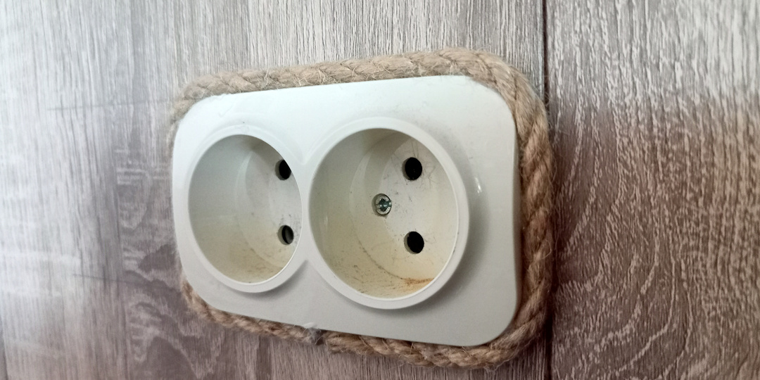 Пеньковый канат отличный материал для декорирования зазоров и щелей.