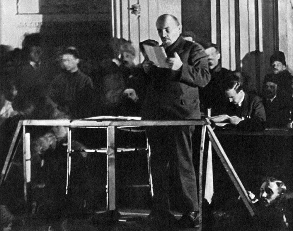 В. И. Ленин выступает на X съезде РКП(б) с докладом о переходе к НЭПу. 1921. 