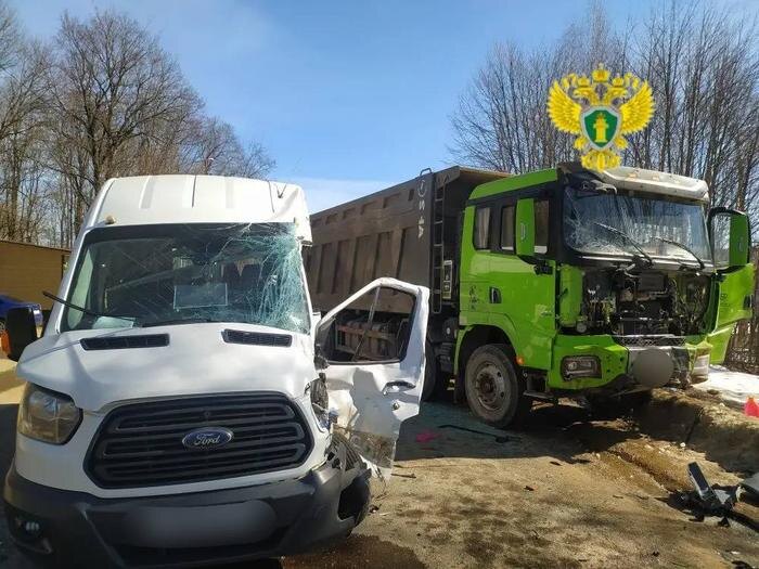 Место ДТП с самосвалом и микроавтобусом в Калужской области. Обложка © Telegram / Прокуратура Калужской области