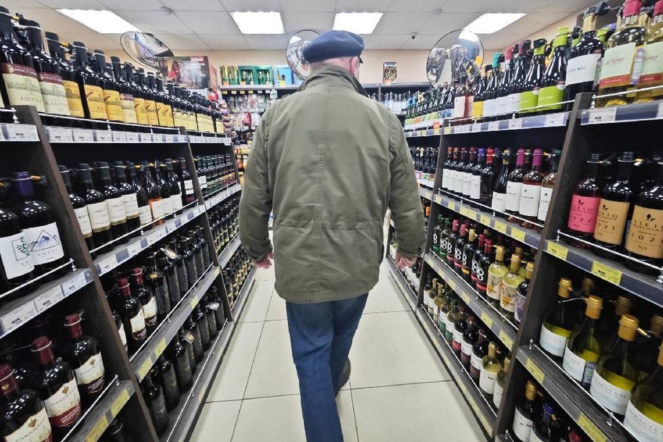    Водку пьют все меньше петербуржцев. Алексей БУЛАТОВ