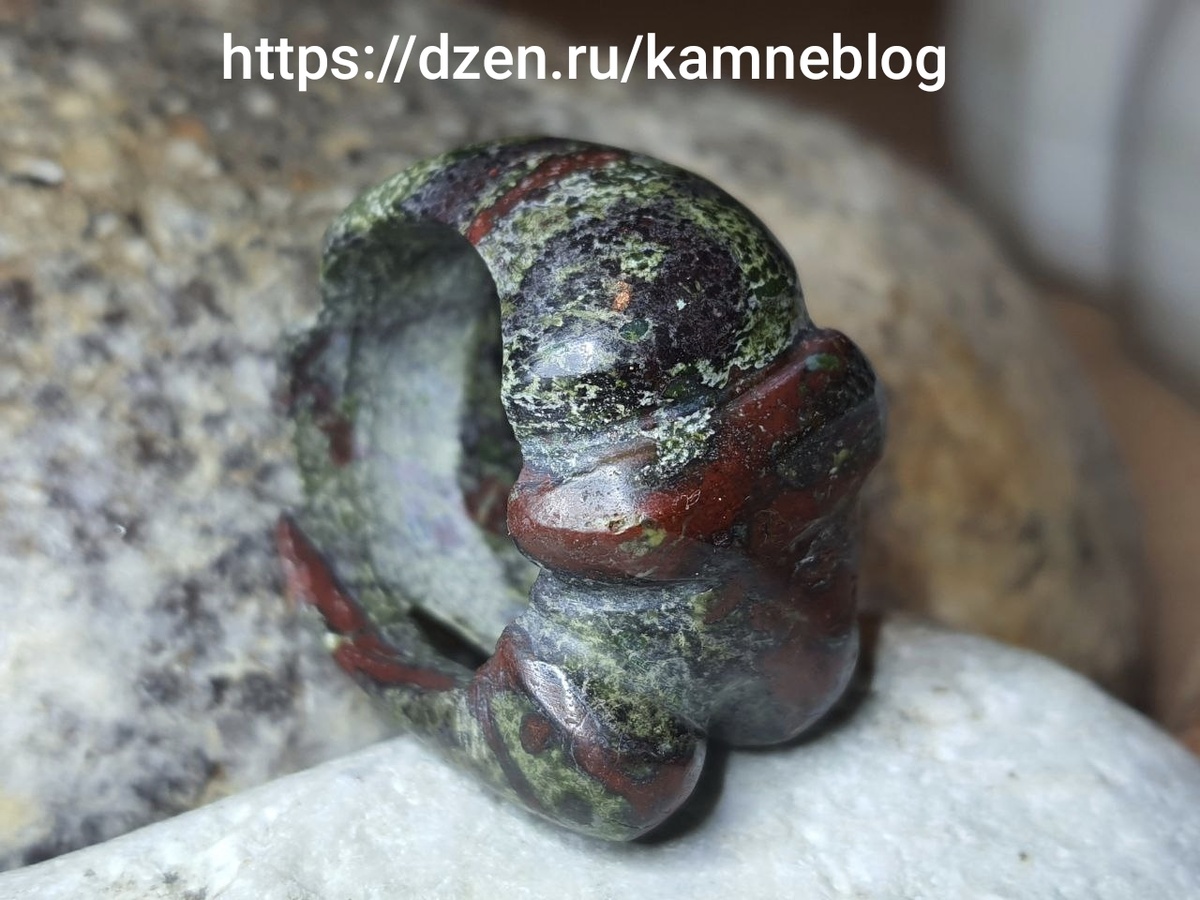 "Драконья кровь", эпидот-пьемонтитовая горная порода