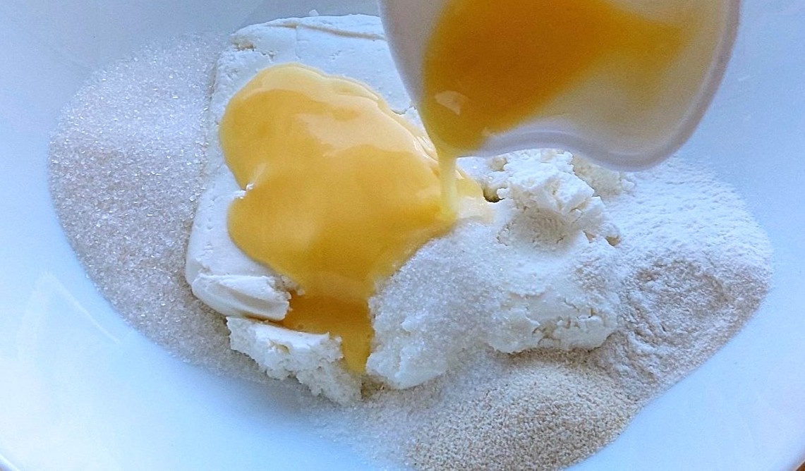 здесь 25 г яичной смеси ( половина одного яйца) 