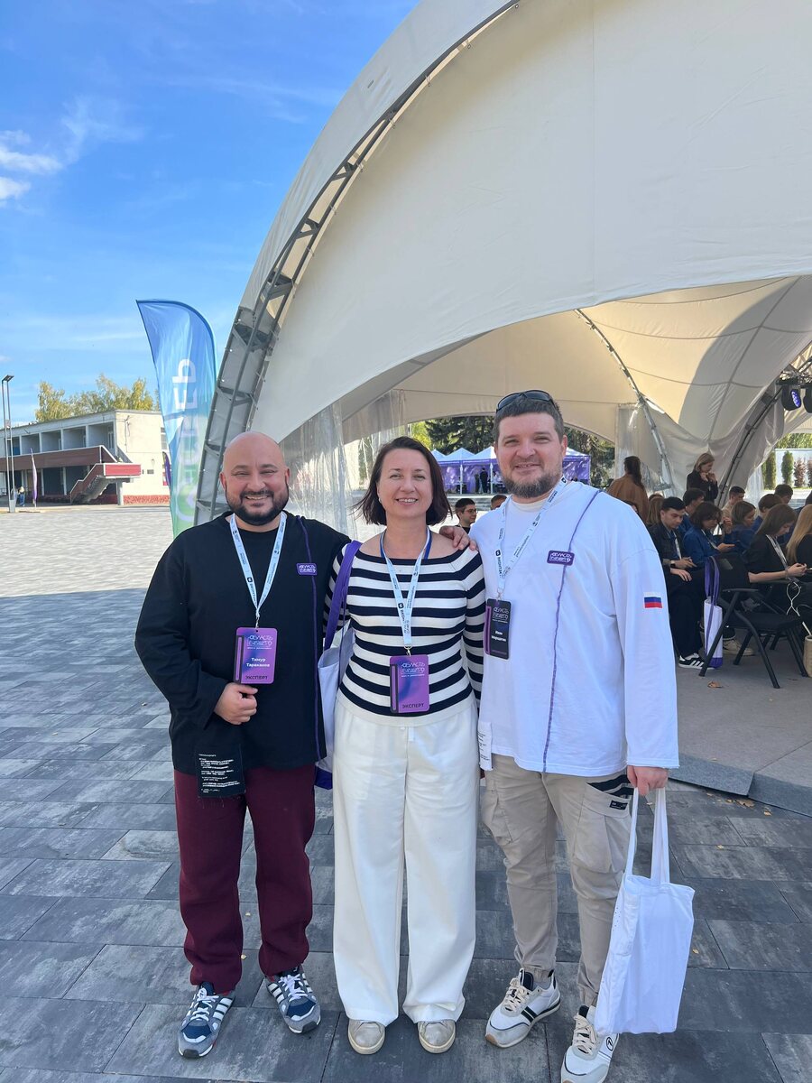 На этом фото, как ни странно встретились два лениградца и одна липчанка. Мои замечательные коллеги. 21 сентября 2025 года. Липецкая область. Фото из личного архива автора.