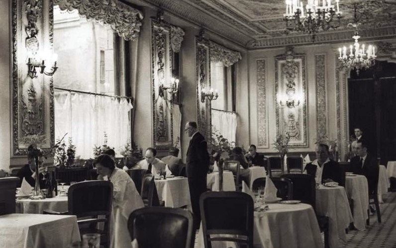 Первые роскошные рестораны открылись после революции