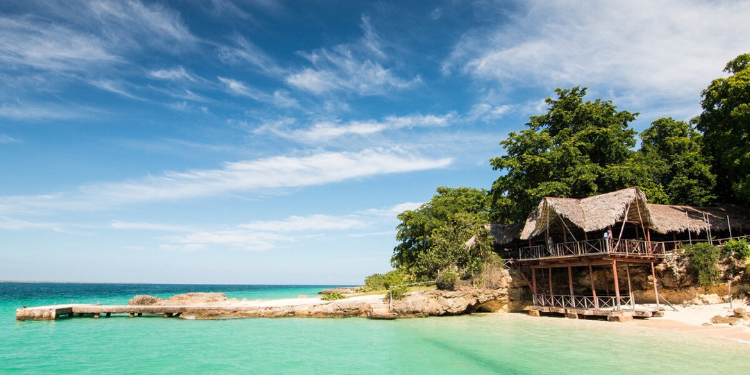 Куда поехать в апреле на море: 10 тёплых направлений за границей и в России