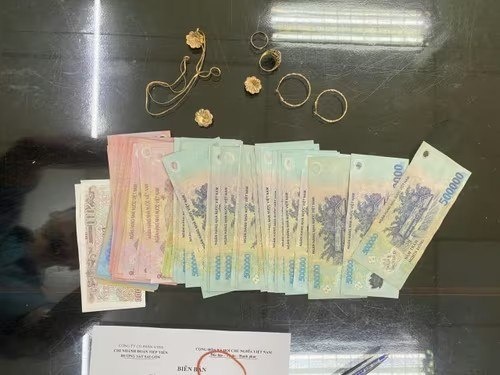 Проводники поезда Ханой-Хошимин вернули пассажирке забытые в поезде деньги и украшения