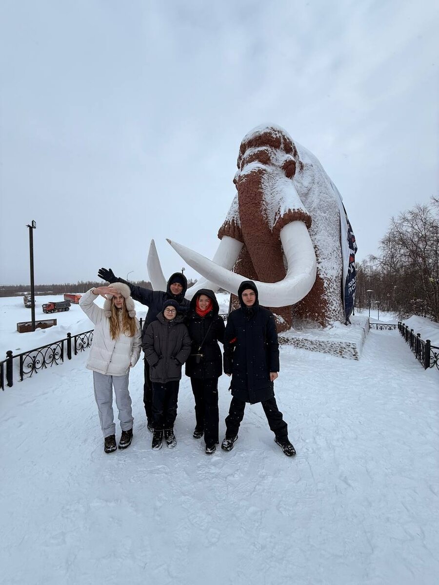 И вот мы здесь, в Салехарде, единственном городе в мире, который расположен прямо на линии Полярного круга, всей семьей с четырьмя детьми. Здесь, на Севере, ты понимаешь: Россия - в людях, в традициях, в этих морозах, в которых живут, улыбаются, творят и честно делают свое дело. Я смотрю на своих детей и понимаю, что такие поездки - это не просто отдых. Сегодня в гостинице мы считали во скольких регионах России они уже побывали, у старших получилось по 22 региона. И я доволен собой, как родитель. Я люблю им показывать нашу страну. Такую разную, большую, где-то сложную, где-то суровую, но свою. Люблю показывать детям людей, которые живут по-другому, показывать им наш масштаб.Люблю общее проживание, общее впечатление, общий холод и общую жару. Уверен, что в этот момент мы становимся не просто людьми, живущими вместе, а настоящей командой.И мне кажется, что через такие поездки и совместный опыт детям передаётся гораздо больше, чем через любые разговоры. Передаются уважение и настоящая любовь к своей стране, и понимание, что это такое за слово - Родина.