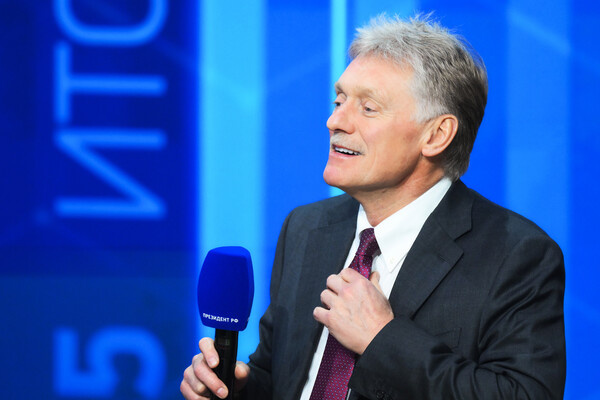 Пресс-секретарь президента РФ Дмитрий Песков перед началом прямой линии и пресс-конференции президента РФ Владимира Путина, 19 декабря 2025 года / Григорий Сысоев/РИА Новости   📷