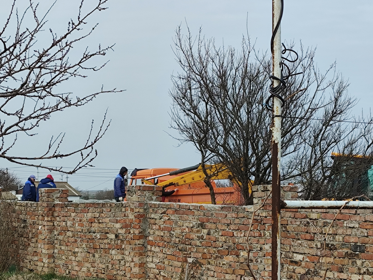 Грузовик приехал к яме