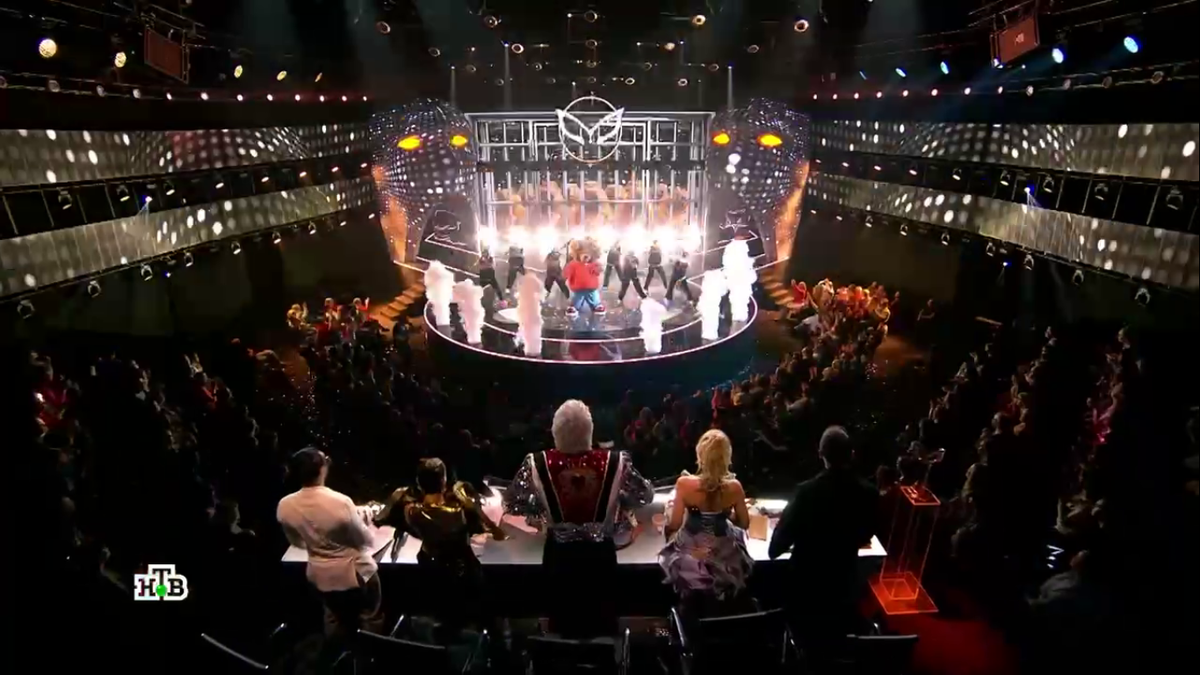 Кадр из 7 выпуска 7 сезона шоу "Маска". Жюри стоя наблюдает за перфомансом Бобра.