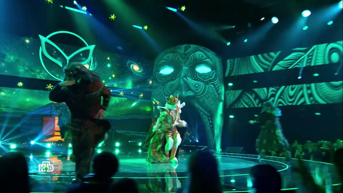 Кадр из 7 выпуска 7 сезона шоу "Маска". Лиса — "Самара-городок".