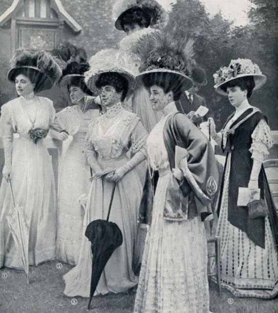 Зонтики, вуали, перчатки - багородная женщина должна была выглядеть так, словно никогда не видела солнца