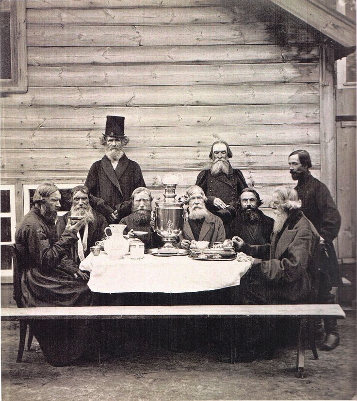 Нижний Новгород — город купеческий. Не просто так в XIX веке его называли «карманом России». Главная ярмарка страны собирала здесь толпы торговцев, а купеческие династии — Бугровы, Рукавишниковы, Строгановы — отстраивали особняки, которые и сегодня определяют лицо города. Но чем же питались эти люди, которые держали в руках торговлю всей империи? Что ставили на стол, когда принимали гостей, и что ели в обычный будний день?

Сразу скажу: купеческая кухня — это не оливье и селёдка под шубой. Это мир сытных, честных блюд, где дорогие продукты соседствовали с простой крестьянской основой, а изобилие не превращалось в вульгарность. Садитесь поудобнее (желательно на диван), сейчас я расскажу, чем пахло на купеческих кухнях старого Нижнего.