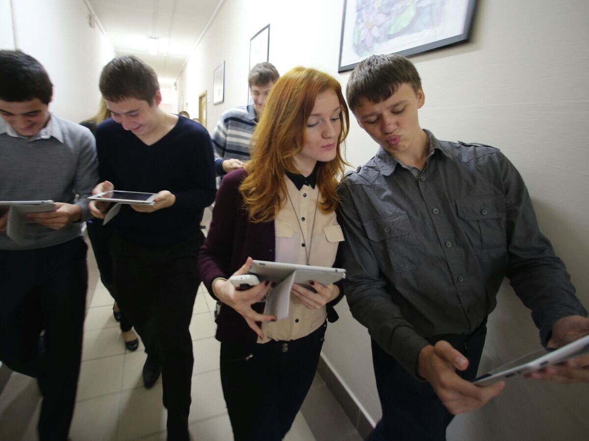    Старшеклассники на перемене | © РИА Новости / Игорь Зарембо