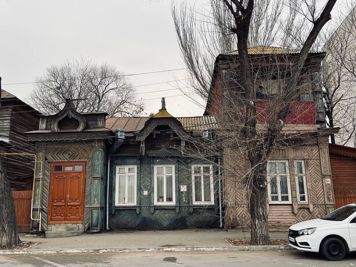 Тот самый случай, когда дом умеет кокетничать с улицей.