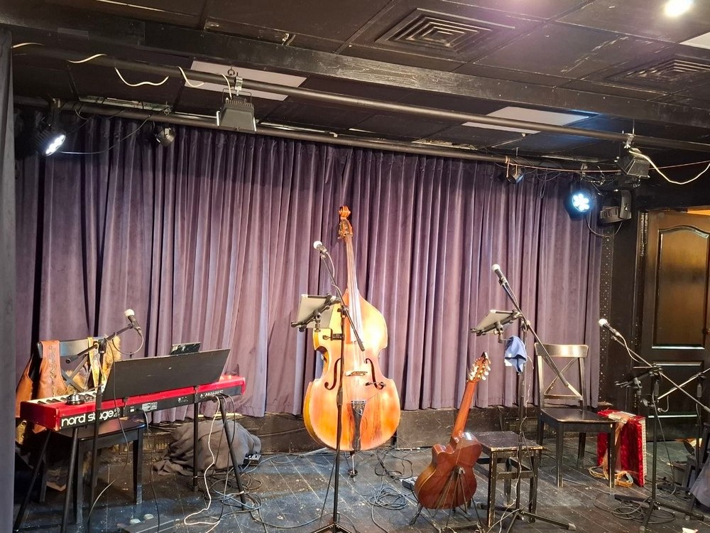 Контрабас, гитара, аккордеон и клавишные в ожидании исполнителей и начала спектакля