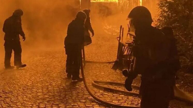 Фото: https://www.mk-lenobl.ru/incident/2026/03/22/v-novom-toksovo-nochyu-sgorel-dvukhetazhnyy-chastnyy-dom.html