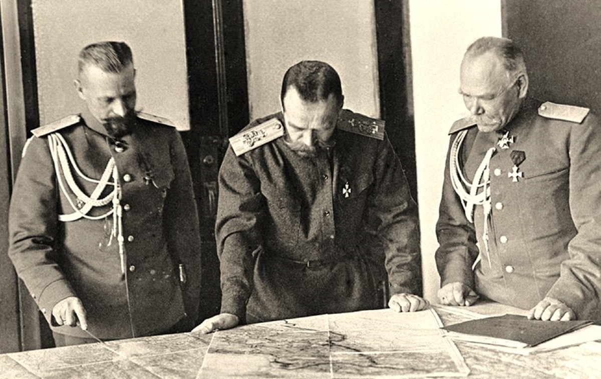Николай II в Главном штабе Русской императорской армии. 1915 г. 