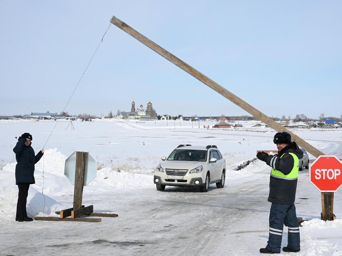    Сотрудники полиции на карантинном посту на въезде в село Козиха в Новосибирской области | © РИА Новости / Александр Кряжев