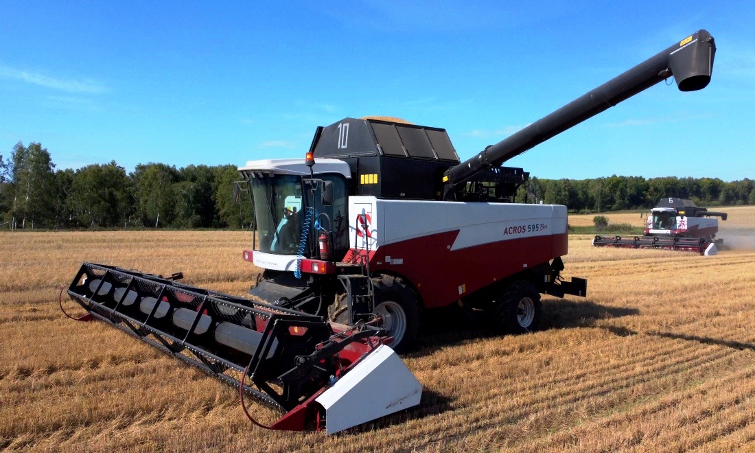Комбайн Ростсельмаш ACROS 595+ работает в поле